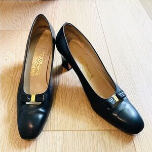 Vintage 80’s Salvatore Ferragamo Italian Bow Black Leather Pumps Size 8.5